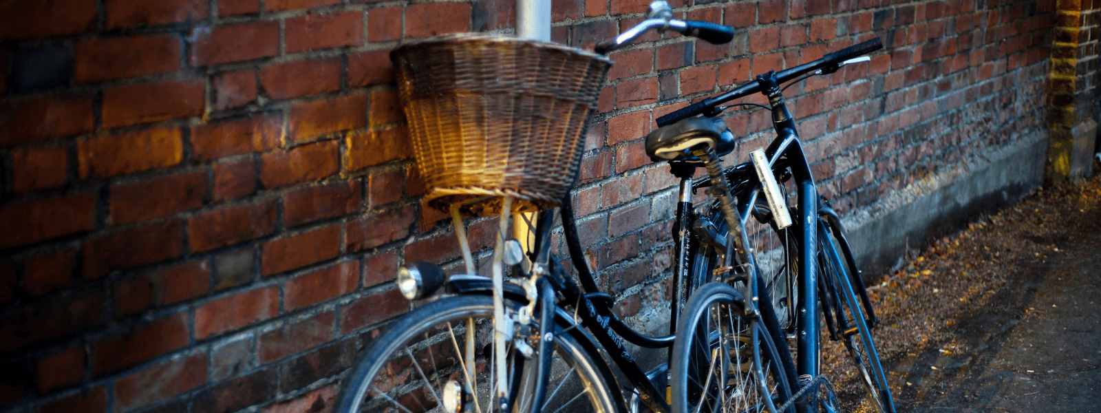 2 vélos posées sur les murs d'une maison de briques